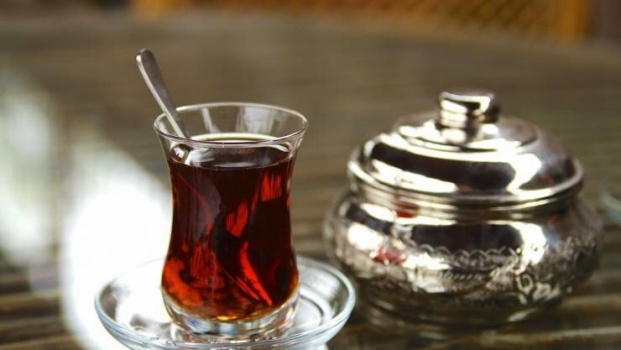 صورة أثارت جدلا واسعا... هل تم تقديم 'كوب شاي' لحكم أثناء إحدى المباريات بمصر؟