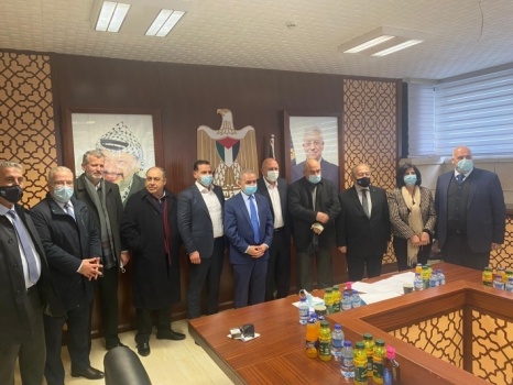 "ملتقى رجال الأعمال" يطالب اشتية بوقف الإغلاق وفتح الأسواق