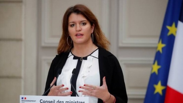وزيرة فرنسية: لا أتحمل رؤية فتاة صغيرة محجبة