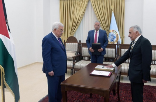 خلال اتصال هاتفي.. الرئيس عباس يساند المستشار أبو شرار