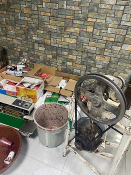الضابطة الجمركية والشرطة يضبطان معمل لإنتاج المعسل غير القانوني في مدينة نابلس