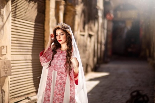 فنانة فلسطينية تذبح عجلا وتوزعه على الفقراء احتفالا بالانفصال عن زوجها