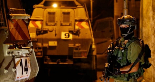 الاحتلال يعتقل 12 مواطنا ويسلم بلاغات بالضفة