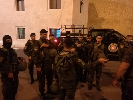 قوات الأمن الوطني الفلسطيني تنقذ حياة طفلة علق رأسها بزجاج السيارة