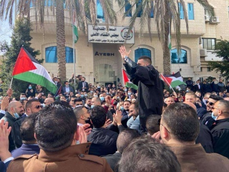 وقفة احتجاجية حاشدة للمحامين أمام مجلس القضاء الأعلى برام الله