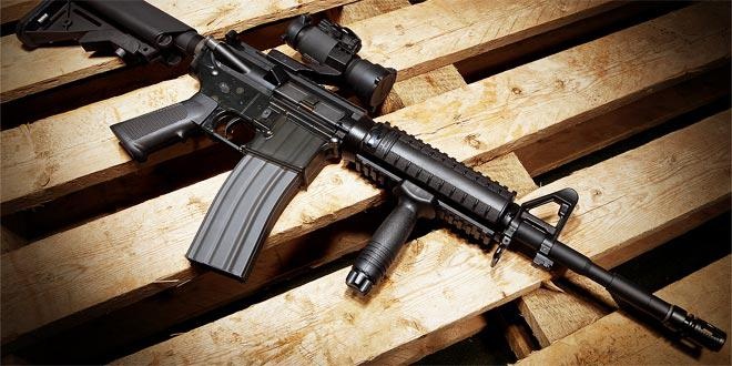 بندقية M-16 هدية السودان لوزير الاستخبارات الإسرائيلية