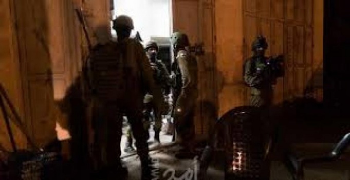 الاحتلال يعتدي على عائلة في العيسوية ويعتقل قاصر وشقيقه وآخرين من كفر عقب