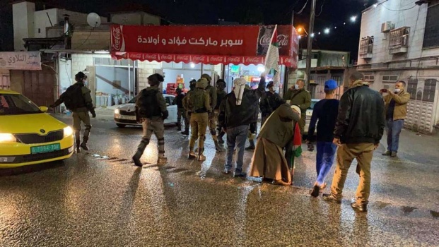 مواطنون يتصدون للمستوطنين على طريق قلقيلية نابلس وسط مواجهات مع الاحتلال