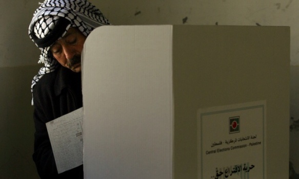 لجنة الانتخابات: عشرات الآلاف سيراقبون على الانتخابات