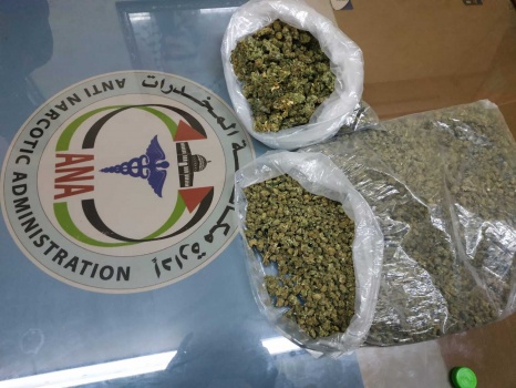 الشرطة تضبط كيلو ونصف من المواد المخدرة بحوزة 3 أشقاء في الخليل