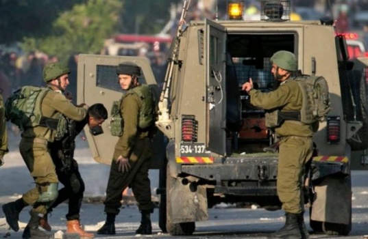 بيت لحم: الاحتلال يصيب فتى بالرصاص خلال مواجهات في الدهيشة ويعتقل شابين