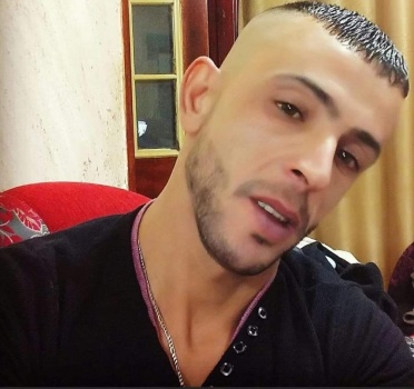 فاجعة في بيت أمر.. أم تعثر على ابنها معلقا في شجرة