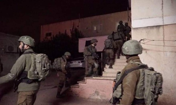 الاحتلال يشن حملة مداهمات واعتقالات واسعة بالضفة