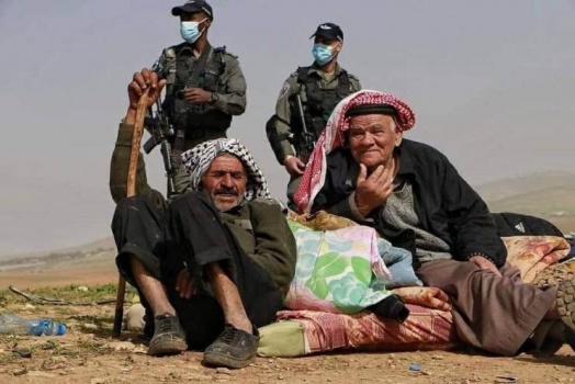 مواطنون يؤدون صلاة الجمعة في خربة حمصة الفوقا بالأغوار الشمالية