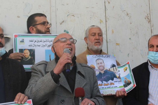 وقفة أمام الصليب الأحمر في جنين تضامناً مع ثلاثة أسرى