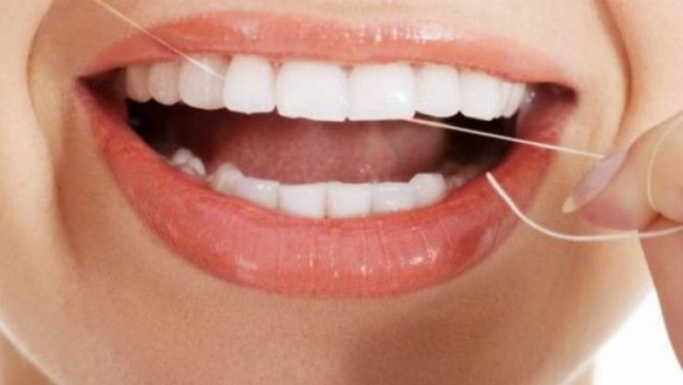5 من فوائد تنظيف الأسنان بالخيط