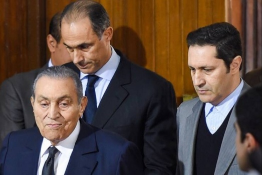 محبو مبارك يحيون ذكرى رحيله على طريقتهم الخاصة ومواطن بالسعودية يقدم هبة له