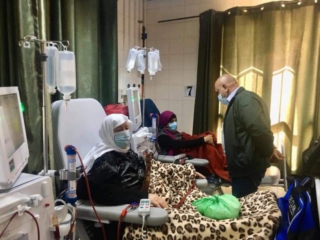 محافظ جنين يتفقد مرضى غسيل الكلى في مستشفى الشهىيد خليل سليمان الحكومي