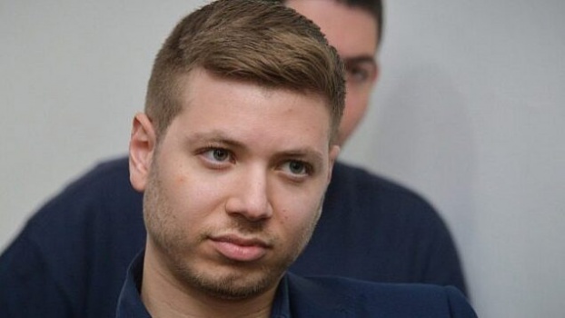 المحكمة تأمر نجل نتنياهو بدفع نصف مليون شيكل