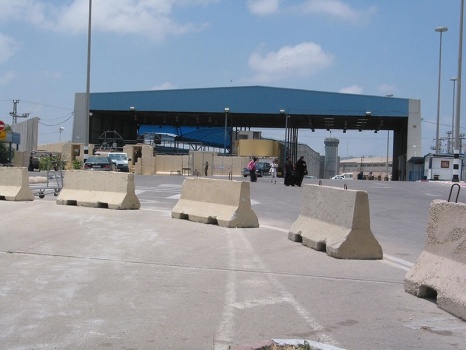 الاحتلال يعتقل مرافق مريض على معبر بيت حانون