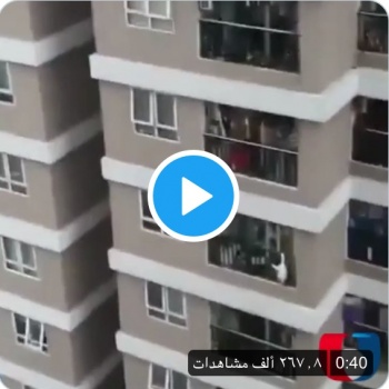احبس أنفاسك وشاهد.. طفلة تسقط من الطابق 12 والنهاية غير متوقعة (فيديو)