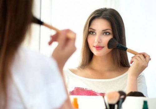 ماذا يحدث للمرأة عند عدم وضع المكياج نهائيا؟