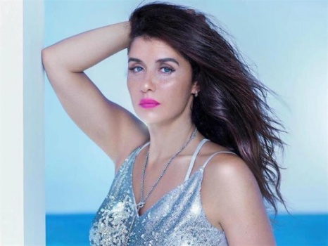 اصابة فنانة  شهيرة بكورونا