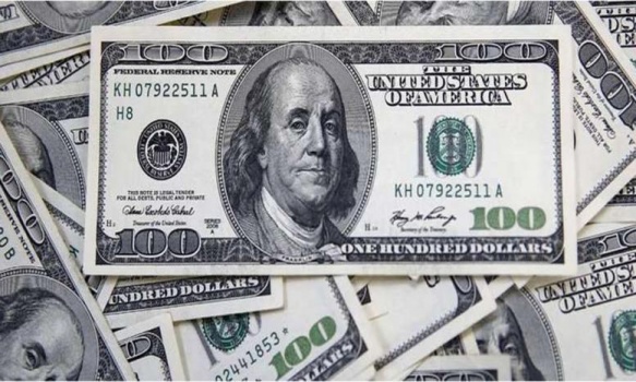 الدولار يبلغ قمة 3 أشهر ونصف الشهر