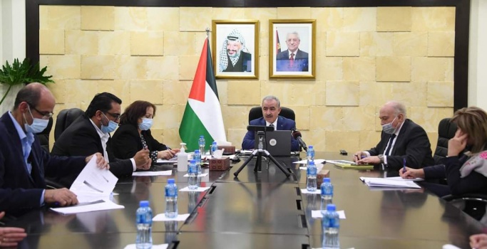 خلية متابعة اللقاحات تبحث الجاهزية للبدء في التطعيم واشتية يوعز بالعمل على البدء بالتسجيل للتطعيم