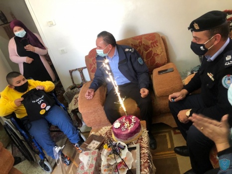 الشرطة تفاجئ طفلاً بالاحتفال بيوم ميلاده في رام الله