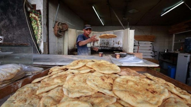 محافظ نابلس: السماح بعمل المخابز غدا السبت
