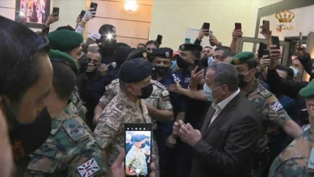 العاهل الأردني يوبخ مدير مستشفى السلط ويأمره بالاستقالة