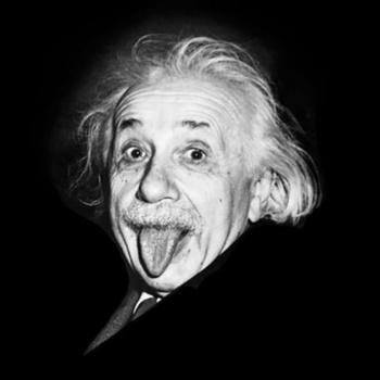 ما قصة الصورة التي أخرج فيها آينشتاين لسانه؟
