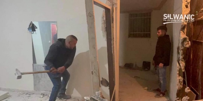 الاحتلال يجبر مقدسيين على هدم منزل ومطعم في سلوان وجبل المكبر