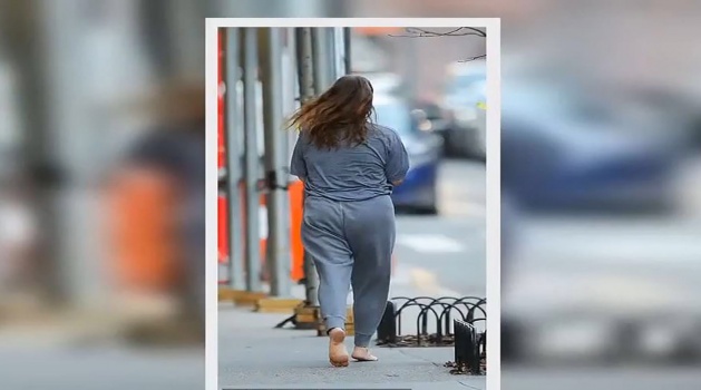 بطلة "ملائكة تشارلي" درو باريمور تتجول في شوارع نيويورك حافية القدمين