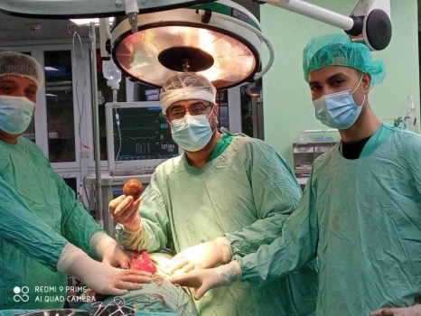 استئصال حصوة كبيرة الحجم من مريض بغزة
