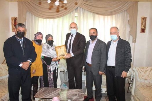 اللواء دويكات يلتقي خنساء فلسطين "أم ناصر أبو حميد" في يوم الأم وذكرى معركة الكرامة