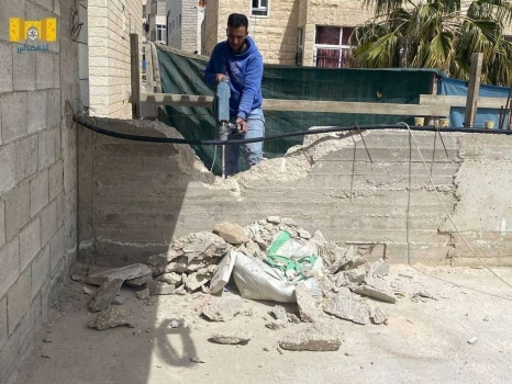مقدسي يهدم منزله ذاتيا بضغط من الاحتلال