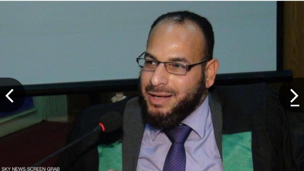 قصة كفاح بائع لب مصري كان أمياً وبات يكتب معجم اللغة العربية