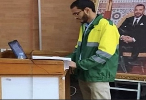 رسالة دكتوراه بزي عامل نظافة