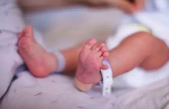 تنتحل صفة طبيبة وتخطف رضيعا من أمه