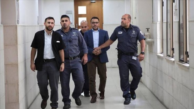 الاحتلال يمنع محافظ القدس من العمل في مكتبه بالرام