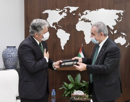 اشتية يستقبل السفير البرازيلي الجديد ويبحث تعزيز التعاون المشترك