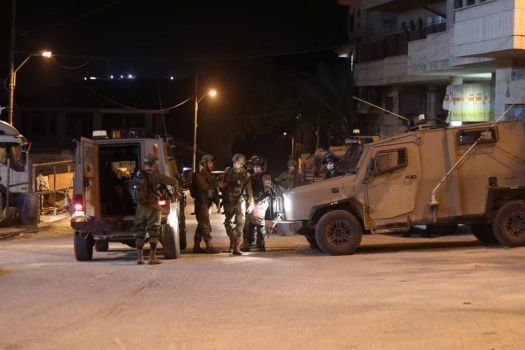 الاحتلال يصيب مواطنين بالاختناق ويفتش منازل في بيت أمر بالخليل
