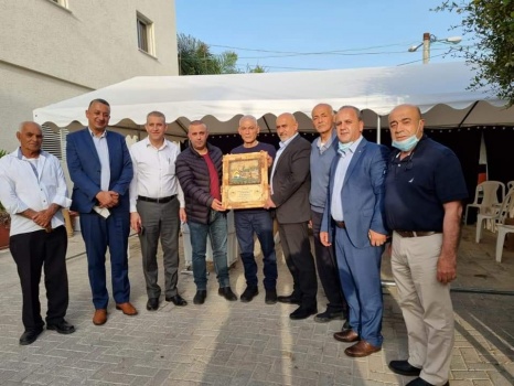 خلال زيارة لمدينة باقة الغربية بالداخل المحتل...محافظ جنين ينهئ الأسير المحرر أبو مخ