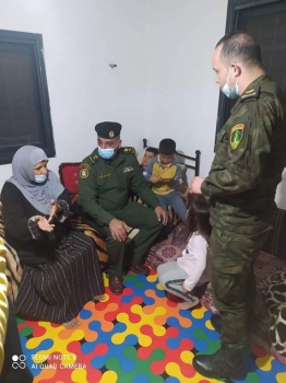 نائب قائد منطقة جنين يعاود طفل أصيب برصاصة طائشة كادت أن تفقده حياته