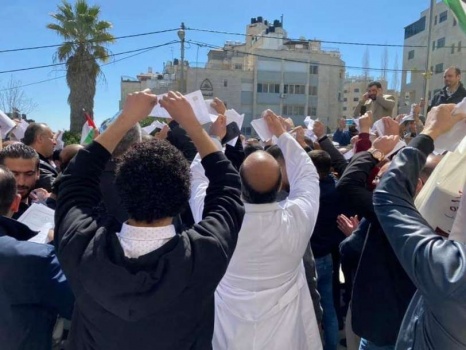 لقد طفح الكيل...نقابة الأطباء تهدد بإجراءات "غير مسبوقة" تجاه الحكومة