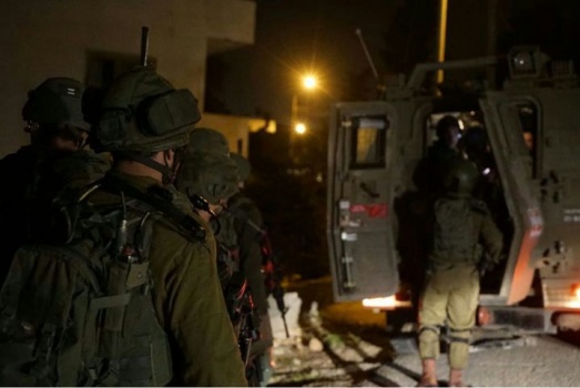 الاحتلال يعتقل 12 مواطنا من الضفة والقدس