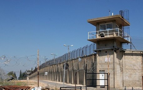 &rlm;ثلاثة أسرى يواصلون إضرابهم المفتوح عن الطعام