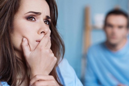 تتهم زوجها بتهديدها بالزواج بأخرى ونشر صورها